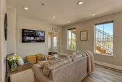 Farmhouse at Lincoln Suites — Smart Home, King Bed, Sheridan WY
