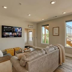 Farmhouse at Lincoln Suites — Smart Home, King Bed, Sheridan WY