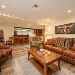 Harbour Hideout — Downtown Basement Suite, 3 King Beds, Sheridan WY