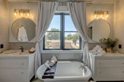The Pearl of Sheridan | Luxe 3-Bedroom Downtown Retreat with En-Suite Bathrooms, Gas Fire Pit, BBQ Grill & Walkable to Main Street | Concierge, Private Chef & Adventure Services Available