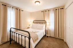 The Maple by Wyo Stays | Refreshed Sheridan Home | King + Full Beds, Sleeps 4 | Fully Fenced Pet-Friendly Yard | 3 Min to Downtown | Gas Fireplace | Full Kitchen | Fast WiFi | Self Check-In | Dog Park & Trail 1 Block Away