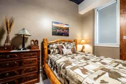 Buffalo Bill Hideout | Historic 1895 Western Retreat in Downtown Sheridan Wyoming | Queen Bed, Smart TV, Free Parking & EV Charger | Walkable to Main Street Shops, Dining & Nightlife