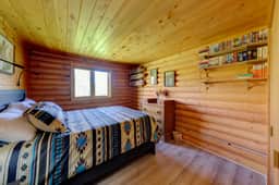 Hideaway Cabin: Ruggedly Sophisticated Cabin with Mountain Views, Fire Pit, and Pets Invited • Minutes to Buffalo & Trails.