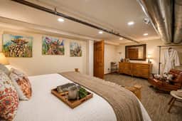 Harbour Hideout | Downtown Sheridan WY Basement Stay | 3 King Beds | Sleeps 8 | Steps to Blacktooth Brewing | Free BJJ Class | Full Kitchen | Fast WiFi