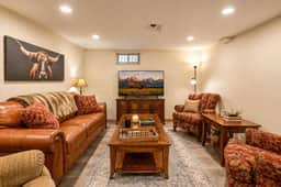 Harbour Hideout | Downtown Sheridan WY Basement Stay | 3 King Beds | Sleeps 8 | Steps to Blacktooth Brewing | Free BJJ Class | Full Kitchen | Fast WiFi