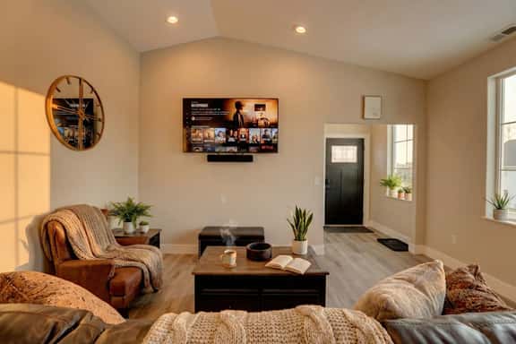Lincoln Upstairs — Stylish 2BR Retreat, Sheridan WY - Image 1