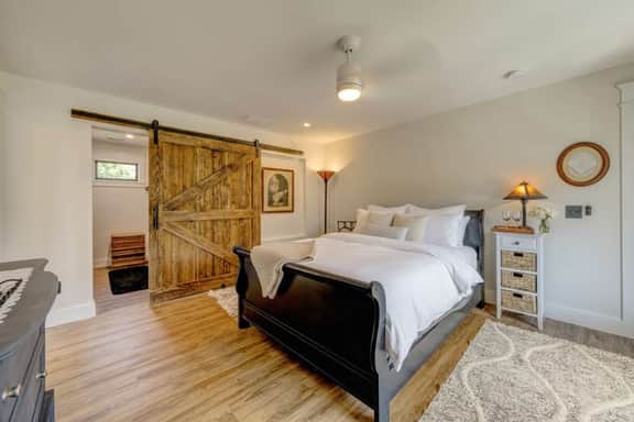 The Pearl of Sheridan | Luxe 3-Bedroom Downtown Retreat with En-Suite Bathrooms, Gas Fire Pit, BBQ Grill & Walkable to Main Street | Concierge, Private Chef & Adventure Services Available