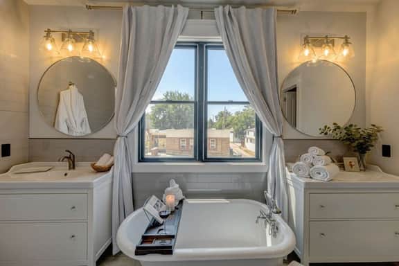 The Pearl of Sheridan | Luxe 3-Bedroom Downtown Retreat with En-Suite Bathrooms, Gas Fire Pit, BBQ Grill & Walkable to Main Street | Concierge, Private Chef & Adventure Services Available