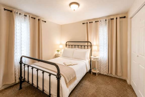 The Maple by Wyo Stays | Refreshed Sheridan Home | King + Full Beds, Sleeps 4 | Fully Fenced Pet-Friendly Yard | 3 Min to Downtown | Gas Fireplace | Full Kitchen | Fast WiFi | Self Check-In | Dog Park & Trail 1 Block Away