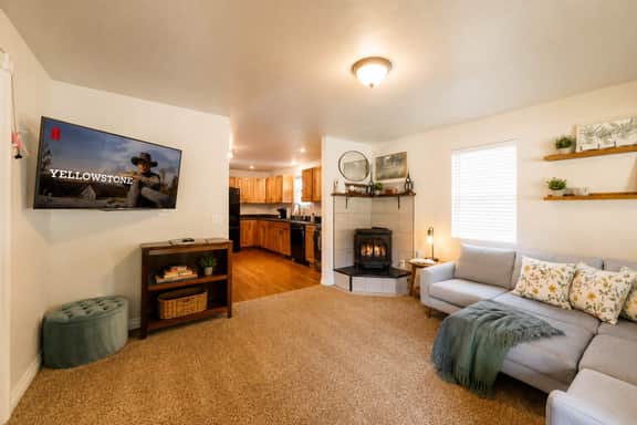 The Maple by Wyo Stays | Refreshed Sheridan Home | King + Full Beds, Sleeps 4 | Fully Fenced Pet-Friendly Yard | 3 Min to Downtown | Gas Fireplace | Full Kitchen | Fast WiFi | Self Check-In | Dog Park & Trail 1 Block Away
