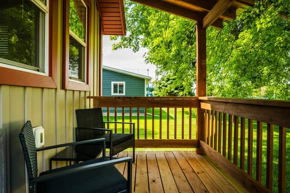 The Maple by Wyo Stays | Refreshed Sheridan Home | King + Full Beds, Sleeps 4 | Fully Fenced Pet-Friendly Yard | 3 Min to Downtown | Gas Fireplace | Full Kitchen | Fast WiFi | Self Check-In | Dog Park & Trail 1 Block Away