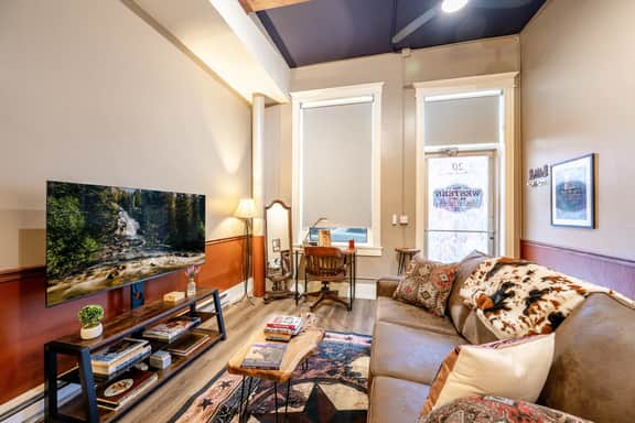 Buffalo Bill Hideout | Historic 1895 Western Retreat in Downtown Sheridan Wyoming | Queen Bed, Smart TV, Free Parking & EV Charger | Walkable to Main Street Shops, Dining & Nightlife