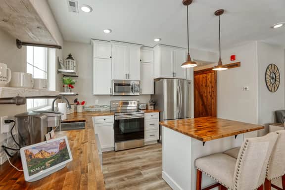 The Farmhouse at Lincoln Suites | Modern Smart Home in Sheridan, WY | King Bed, Full Kitchen, Keyless Entry | Moments from Downtown Dining and Bighorn Mountain Access