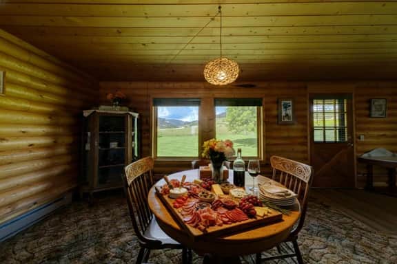Hideaway Cabin: Ruggedly Sophisticated Cabin with Mountain Views, Fire Pit, and Pets Invited • Minutes to Buffalo & Trails.