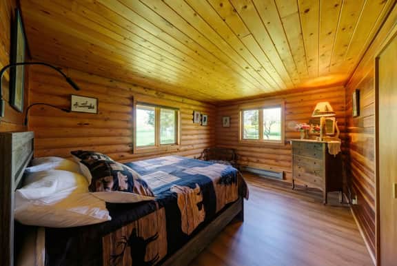 Hideaway Cabin: Ruggedly Sophisticated Cabin with Mountain Views, Fire Pit, and Pets Invited • Minutes to Buffalo & Trails.