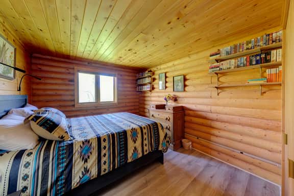 Hideaway Cabin: Ruggedly Sophisticated Cabin with Mountain Views, Fire Pit, and Pets Invited • Minutes to Buffalo & Trails.