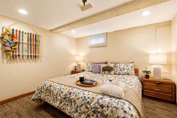 Harbour Hideout | Downtown Sheridan WY Basement Stay | 3 King Beds | Sleeps 8 | Steps to Blacktooth Brewing | Free BJJ Class | Full Kitchen | Fast WiFi