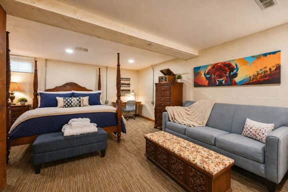 Harbour Hideout | Downtown Sheridan WY Basement Stay | 3 King Beds | Sleeps 8 | Steps to Blacktooth Brewing | Free BJJ Class | Full Kitchen | Fast WiFi
