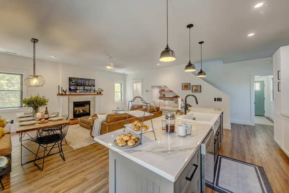 The Pearl of Sheridan | Luxe 3-Bedroom Downtown Retreat with En-Suite Bathrooms, Gas Fire Pit, BBQ Grill & Walkable to Main Street | Concierge, Private Chef & Adventure Services Available