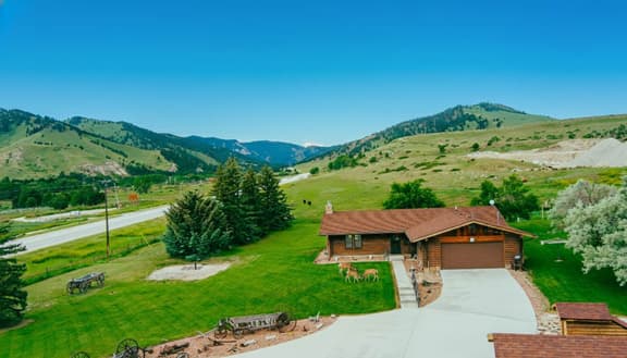 Hideaway Cabin: Ruggedly Sophisticated Cabin with Mountain Views, Fire Pit, and Pets Invited • Minutes to Buffalo & Trails.