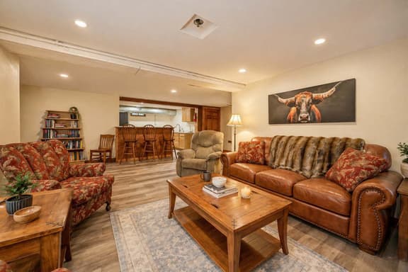 Harbour Hideout | Downtown Sheridan WY Basement Stay | 3 King Beds | Sleeps 8 | Steps to Blacktooth Brewing | Free BJJ Class | Full Kitchen | Fast WiFi